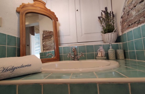 Santa Marina Salina House | Discover Halgoduria: Family-Friendly Stay with Pool & Dining