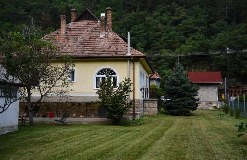 Sirok Apartment | Modern Halháza Erdészlak Apartman: Pet-Friendly Retreat