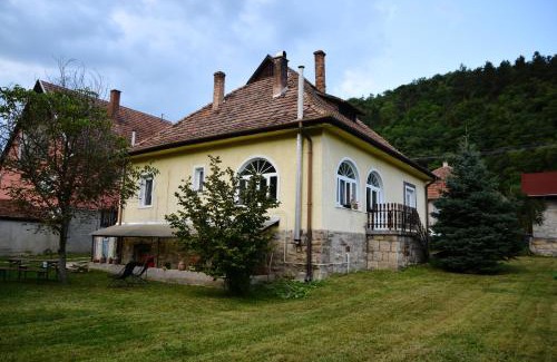Sirok Apartment | Modern Halháza Erdészlak Apartman: Pet-Friendly Retreat
