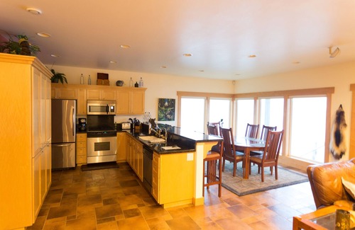 Yakutat House | Waterfront Halibut Hideaway: Family-Friendly with Breakfast