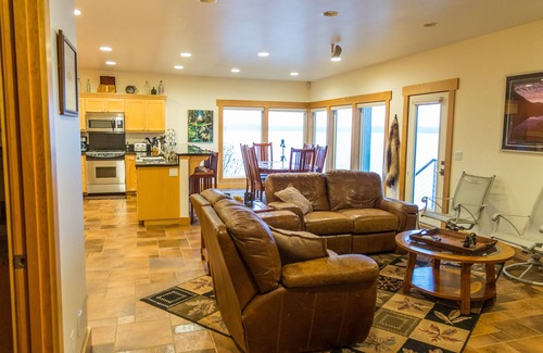 Yakutat House | Waterfront Halibut Hideaway: Family-Friendly with Breakfast