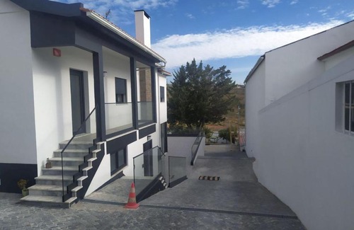 Loures House | Relaxing Hall 92 with Pool and Ocean View in Loures