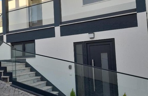 Loures House | Relaxing Hall 92 with Pool and Ocean View in Loures