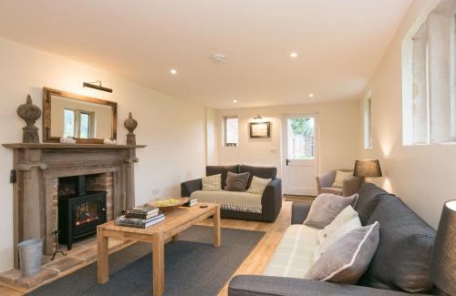 Brampton House | Elegant Hall Cottage: 5-Star Stay with Child-Friendly Amenities