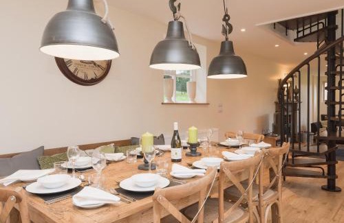 Brampton House | Elegant Hall Cottage: 5-Star Stay with Child-Friendly Amenities