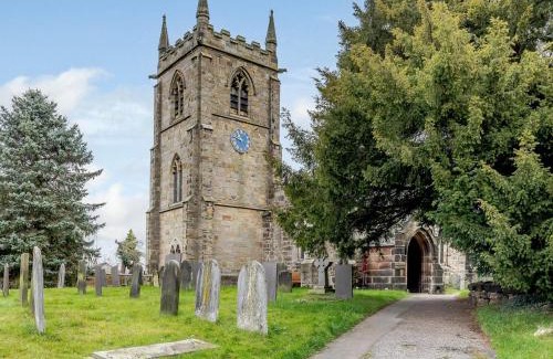 Ashbourne House | Pet-Friendly Hall Farm Bungalow for Memorable Family Stays