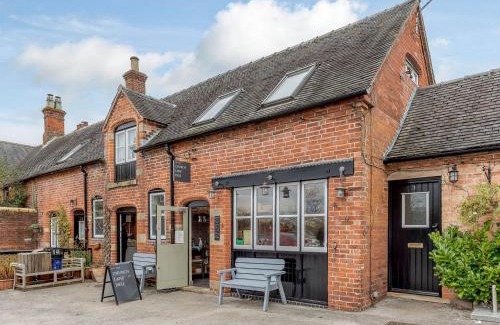 Ashbourne House | Pet-Friendly Hall Farm Bungalow for Memorable Family Stays