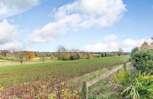 Ashbourne House | Pet-Friendly Hall Farm Bungalow for Memorable Family Stays