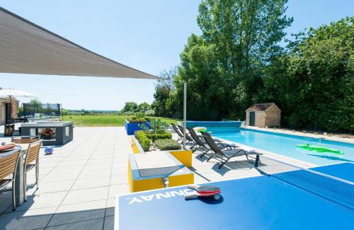 Boughton Villa | Hall Farmhouse: Pet-Friendly Retreat with Pool & Fire Pit