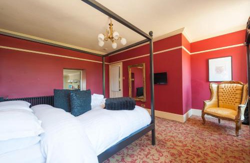 Boughton Villa | Hall Farmhouse: Pet-Friendly Retreat with Pool & Fire Pit