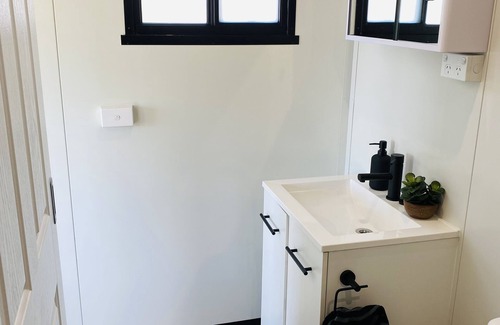 Urangeline Bed & Breakfast | Guest Rated 10/10: Hallam’s Hut Retreat with Pool & Kitchen