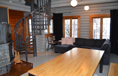 Kehys-Kainuu Apartment | Pet-Friendly Hallanpoika Mökki: Family Retreat Awaits!