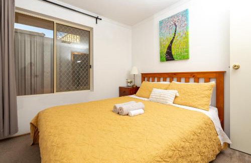 Hallett Cove House | Family-Friendly Hallett Cove House with Fast Wifi & 5 TVs