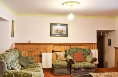 Inverbervie House | Family-Friendly Hallgreen: Pet Welcoming Retreat Awaits