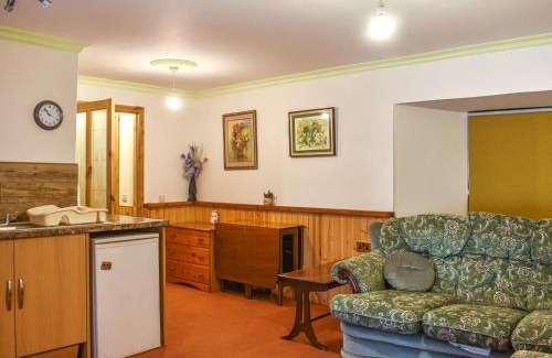 Inverbervie House | Family-Friendly Hallgreen: Pet Welcoming Retreat Awaits