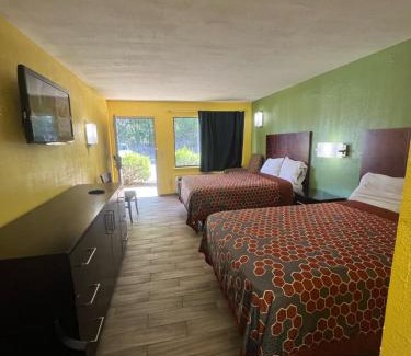 New Albany Hotel | Cozy Hallmarc Inn: Pet Friendly with Pool & Breakfast