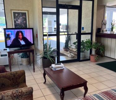 New Albany Hotel | Cozy Hallmarc Inn: Pet Friendly with Pool & Breakfast