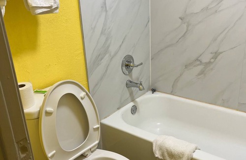 New Albany Hotel | Pet-Friendly Hallmarc Inn with Pool and Breakfast Included