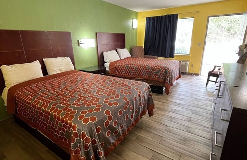 New Albany Hotel | Pet-Friendly Hallmarc Inn with Pool and Breakfast Included