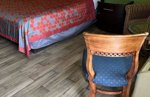 New Albany Hotel | Pet-Friendly Hallmarc Inn with Pool and Breakfast Included