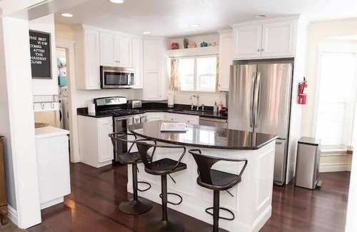 Heber House | Hallmark Colonial: Quality Stay with Hot Tub & Decks