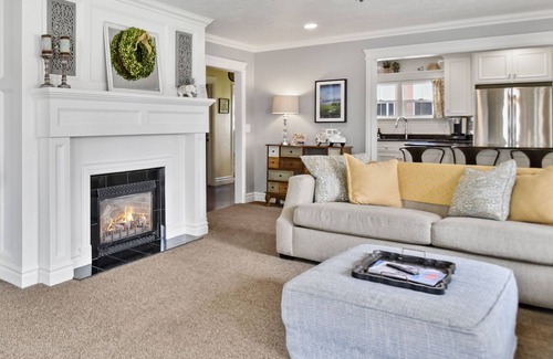 Heber House | Hallmark Colonial: Quality Stay with Hot Tub & Decks