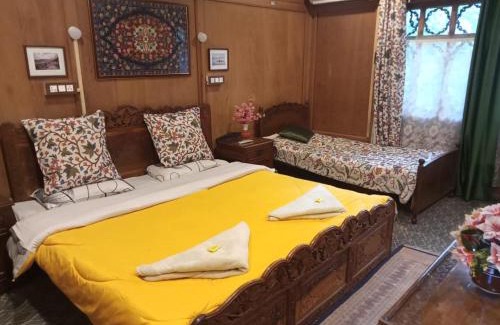 Dal Lake Apartment | halloween palace