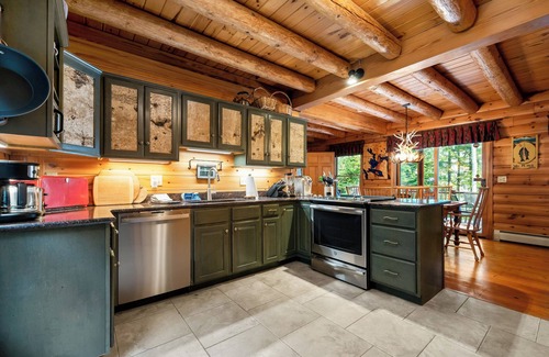 Rangeley Plantation House | Pet-Friendly Halls on Mooselookmeguntic with Lake Views