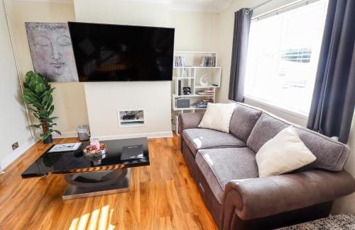 Skegness House | Pet-Friendly Hallstead with Pool and Family Amenities