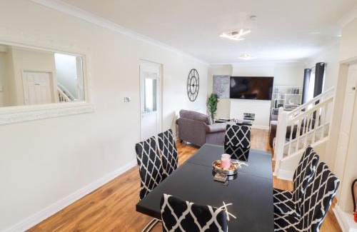 Skegness House | Pet-Friendly Hallstead with Pool and Family Amenities