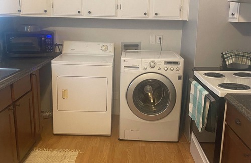 Hutchinson House | Halsey Home - Charming 2-bedroom house with AC, Wi-Fi in welcoming Hutchinson