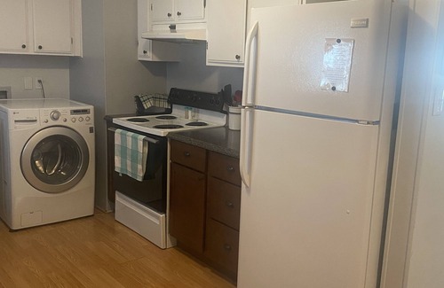 Hutchinson House | Halsey Home - Charming 2-bedroom house with AC, Wi-Fi in welcoming Hutchinson