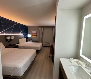 Harvey Hotel | Convenient Days Inn & Suites Near Chicago with Hot Tub