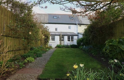Penryn Cottage | HALVOSSO: Pet-Friendly Retreat with Cozy Open Fire