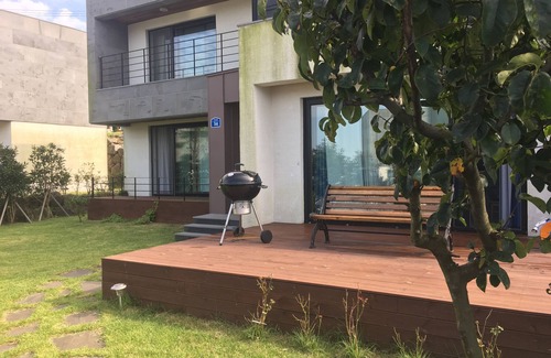 Jocheon House | Hamdeok Beach View Townhouse: Family-Friendly Retreat