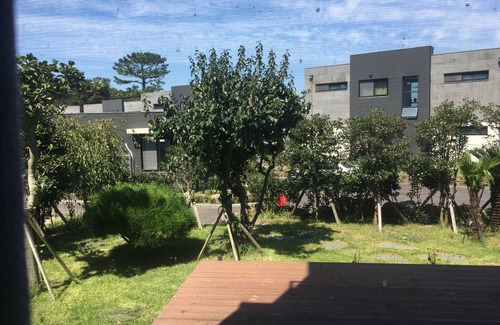 Jocheon House | Hamdeok Beach View Townhouse: Family-Friendly Retreat