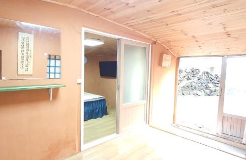Jocheon House | Pet-Friendly Retreat: Hamdeok Saeya Saeya Entire House