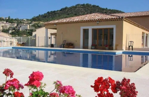 Montbrun-les-Bains Apartment | Relaxing Retreat at Hameau des Sources with Ocean Views