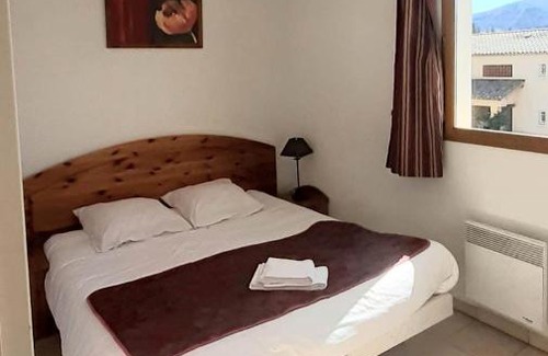 Montbrun-les-Bains Apartment | Relaxing Retreat at Hameau des Sources with Ocean Views