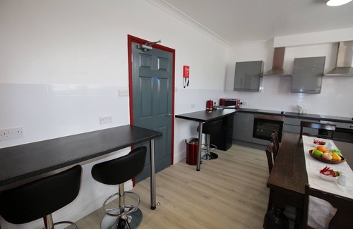 Lincoln House | Budget-Friendly Hamilton: Enjoy Breakfast and Kitchen Access