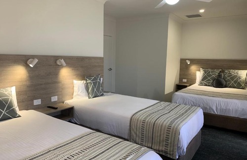 Parkes Hotel | Discover Hamilton Henry Parkes Motor Inn - 4-Star Comfort
