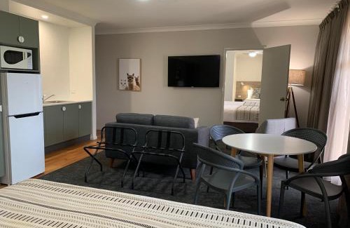 Parkes Hotel | Discover Hamilton Henry Parkes Motor Inn - 4-Star Comfort
