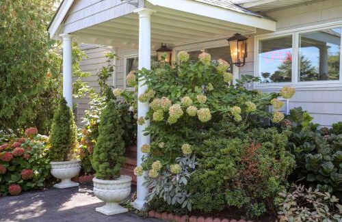 Shinnecock Hills Hotel | Experience Comfort at Hamlet Inn with Oceanfront Amenities