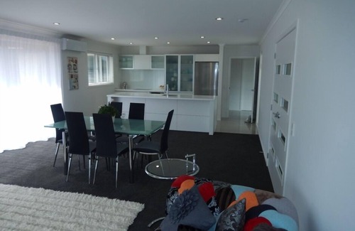 Stoke House | Guest Rated 10/10: Hammill Grove Home, Nelson with Pool