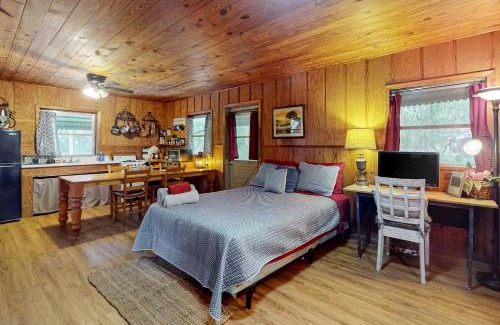 Bronson House | Family-Friendly Getaway at Hammock House