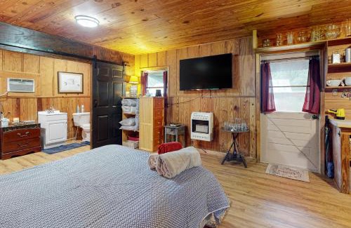 Bronson House | Family-Friendly Getaway at Hammock House