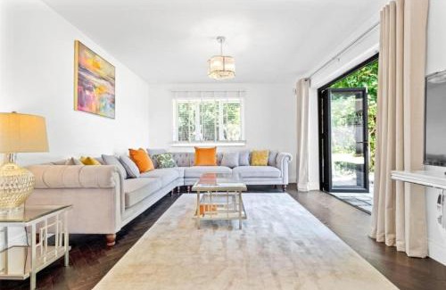 Chilworth House | Elegant Hampshire Gated Home with Spa and Dining Options