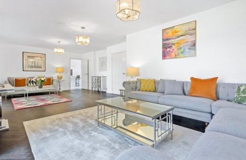 Chilworth House | Elegant Hampshire Gated Home with Spa and Dining Options