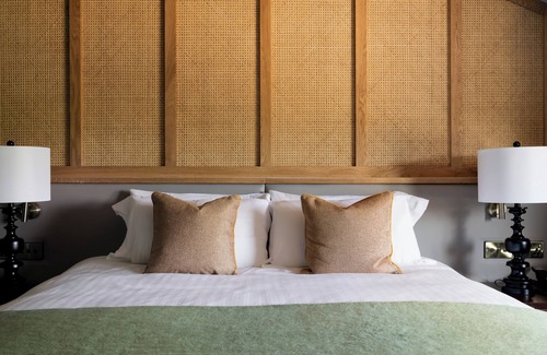 Clanfield Hotel | Discover Hampshire Hog: 4-Star Gem with Family-Friendly Amenities