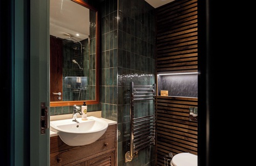 Clanfield Hotel | Discover Hampshire Hog: 4-Star Gem with Family-Friendly Amenities